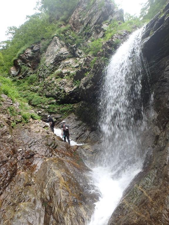 磨かれた岩盤状の渓相です